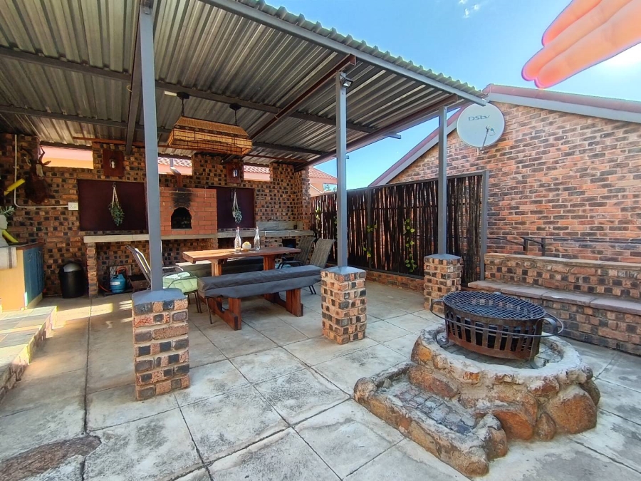 5 Bedroom Property for Sale in Langenhovenpark Free State